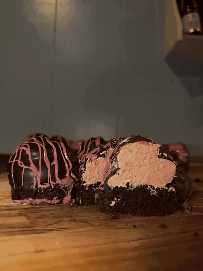 lækker jordbærflødeboller lavet med luksus chokolade fra chokoladesmageriet